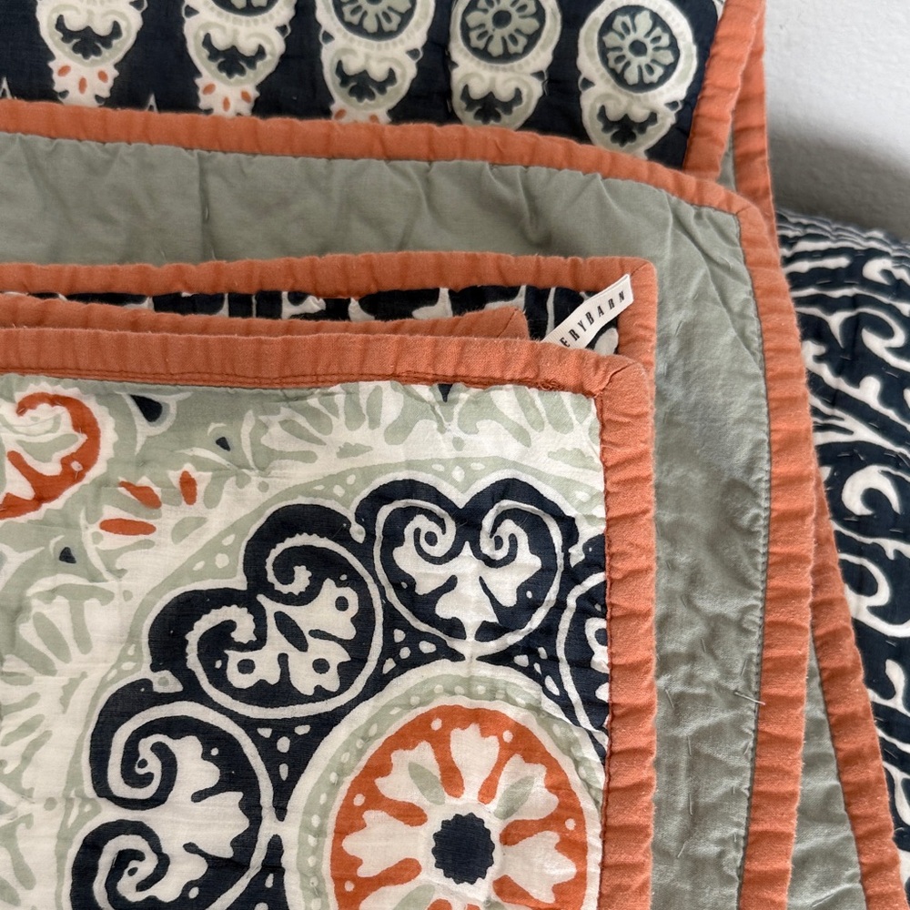 Pottery Barn Full/Queen Quilt and Standard Shams - Picture 5 of 13
